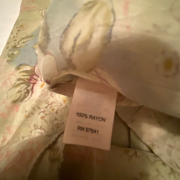 Woman’s sleeveless floral tank top - Picture 4 of 4